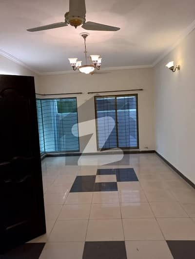 عسکری 11 ۔ سیکٹر بی عسکری 11,عسکری,لاہور میں 4 کمروں کا 10 مرلہ مکان 4.7 کروڑ میں برائے فروخت۔