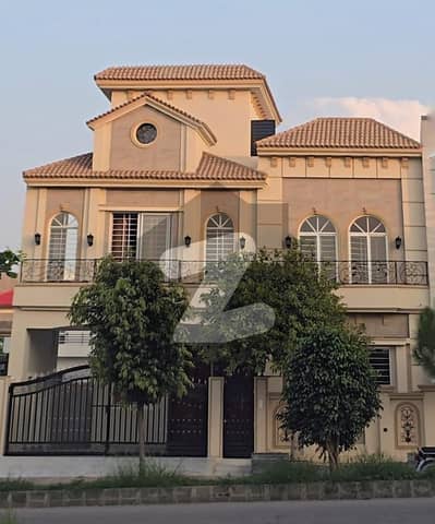 ٹاپ سٹی 1 - بلاک ڈی ٹاپ سٹی 1,اسلام آباد میں 4 کمروں کا 10 مرلہ مکان 5.2 کروڑ میں برائے فروخت۔