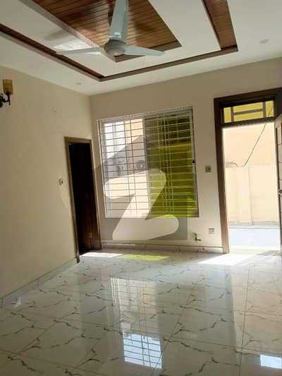 ڈی ایچ اے فیز 2 - سیکٹر ایف ڈی ایچ اے ڈیفینس فیز 2,ڈی ایچ اے ڈیفینس,اسلام آباد میں 2 کمروں کا 6 مرلہ فلیٹ 1.95 کروڑ میں برائے فروخت۔