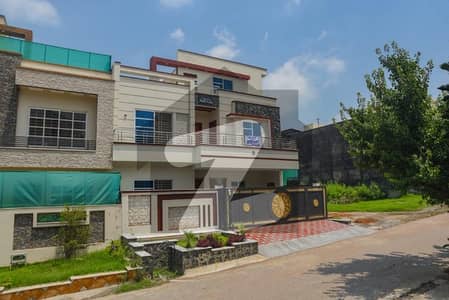 G13/ Brand New luxury House Street corner For Sale Size 35*70