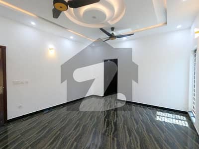 بحریہ آرچرڈ لاہور میں 7 کمروں کا 1 کنال مکان 5.1 کروڑ میں برائے فروخت۔