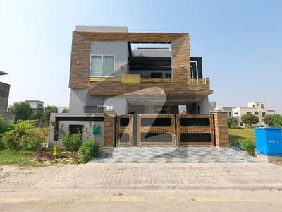 بحریہ آرچرڈ لاہور میں 5 کمروں کا 8 مرلہ مکان 2.8 کروڑ میں برائے فروخت۔