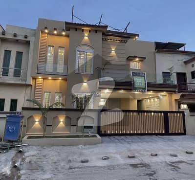 10Marla Brand New House With Solar With Lown Area