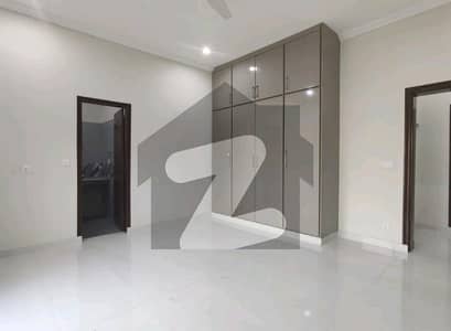 بحریہ ٹاؤن سیکٹر ای بحریہ ٹاؤن,لاہور میں 5 کمروں کا 1 کنال مکان 6.0 کروڑ میں برائے فروخت۔