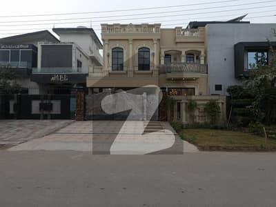 فارمانئیٹس ہاؤسنگ سکیم لاہور میں 6 کمروں کا 10 مرلہ مکان 4.5 کروڑ میں برائے فروخت۔