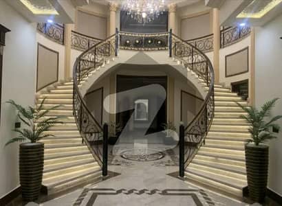 Luxurious 2 Kanal Mansion for Sale Valencia Town, Lahore Valencia Town ke sab se prime location par, 60 feet wide road par waqayi ye shandaar ghar ab sale ke liye available hai. Modern architecture aur be-misaal design ka ek shahkar! Property Highlights: Size: 2 Kanal (Full Square Plot) Location: Valencia Town, Lahore (Prime Block) Road: 60 Feet Wide Road (Easy Access & Premium Feel)