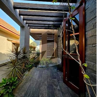 ڈی ایچ اے فیز 8 ڈی ایچ اے ڈیفینس,کراچی میں 6 کمروں کا 1 کنال مکان 6.25 لاکھ میں کرایہ پر دستیاب ہے۔