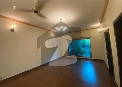 10 Marla 4 Bedrooms House For Sale.