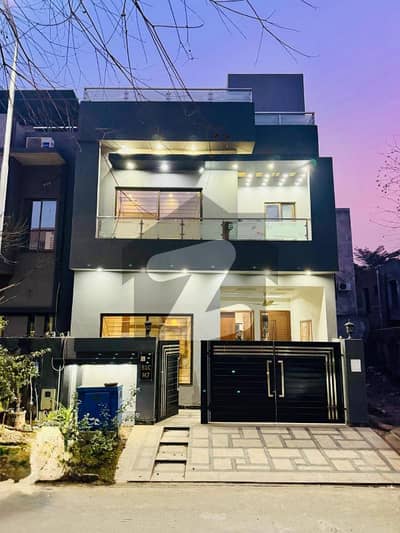 Near To Park 5 Marla House Available For Sale In Lake City