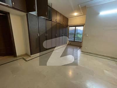 گرین ایونیو اسلام آباد میں 3 کمروں کا 1 کنال بالائی پورشن 1.15 لاکھ میں کرایہ پر دستیاب ہے۔