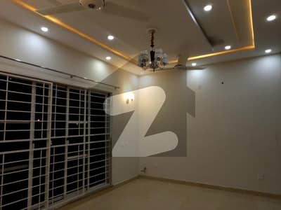 ڈی ایچ اے فیز 7 ڈیفنس (ڈی ایچ اے),لاہور میں 3 کمروں کا 1 کنال بالائی پورشن 1.35 لاکھ میں کرایہ پر دستیاب ہے۔