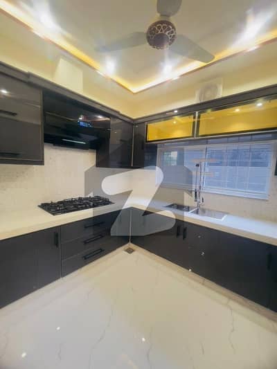 بحریہ ٹاؤن رفیع بلاک بحریہ ٹاؤن سیکٹر ای,بحریہ ٹاؤن,لاہور میں 5 کمروں کا 10 مرلہ مکان 4.5 کروڑ میں برائے فروخت۔