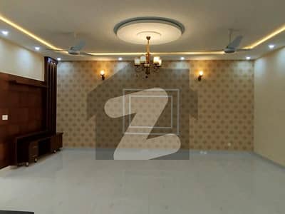 10 marla house far rent 5 bedroom 5 washroom TV locnh kitchen 2car parking bahira town phase 8