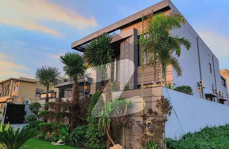 10 MARLA BRAND NEW EYE CATCHING ULTRA MODERN BUNGALOW FOR SALE NEAR TO RAYA IN LOW PRICE