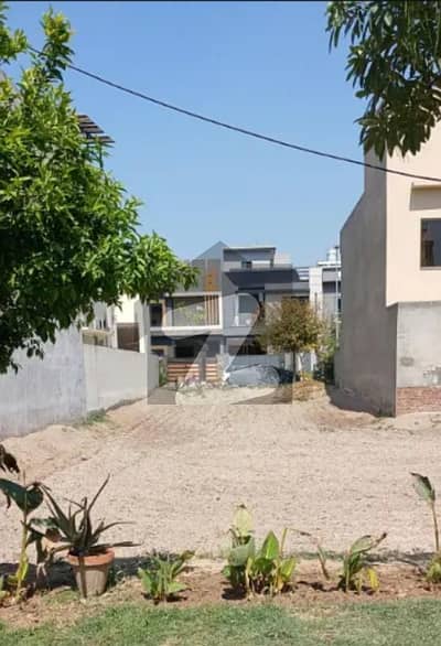 10-Marla Plot Available At Hot Location Near To Park Mosque & At Reasonable Price In New Lahore City Phase 3 Near To Bahria Town