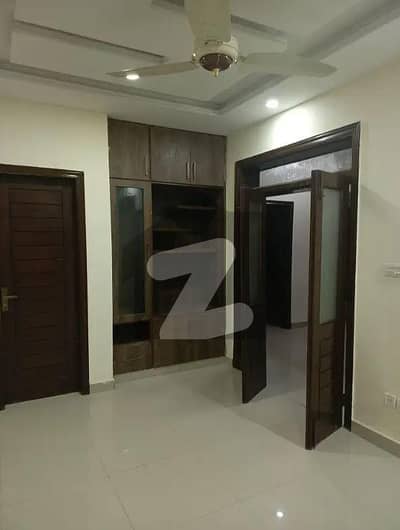 جی ۔ 13 اسلام آباد میں 4 کمروں کا 4 مرلہ مکان 3.2 کروڑ میں برائے فروخت۔