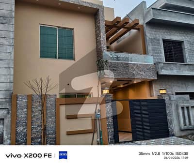 فارمانئیٹس ہاؤسنگ سکیم لاہور میں 5 کمروں کا 10 مرلہ مکان 1.75 کروڑ میں برائے فروخت۔