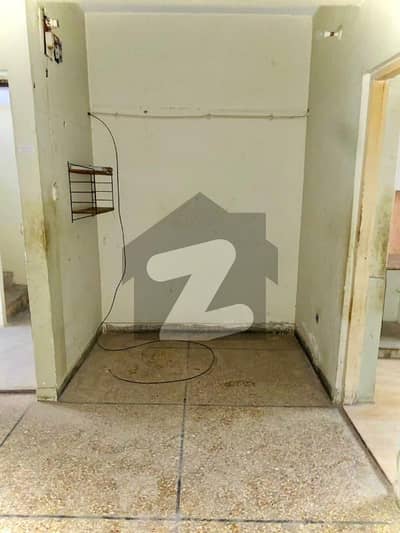 2 BED DD GROUND FLOOR FLAT BUILDER CONDITION KDA LEASED BANK LOAN APPLICABLE BOUNDARY WALL CAR PARKING 24 HOURS WATER GAS ELECTRICITY NEARBY HASAN SQUARE NEARBY CIVIC CENTER NEARBY MAIN UNIVERSITY ROAD