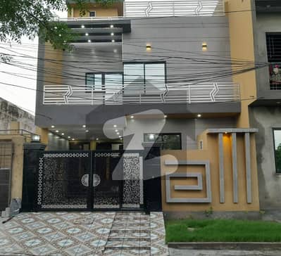 نواب ٹاؤن - بلاک ڈی نواب ٹاؤن,لاہور میں 4 کمروں کا 5 مرلہ مکان 2.65 کروڑ میں برائے فروخت۔