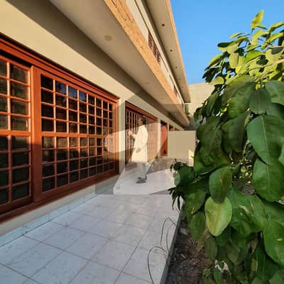 ڈی ایچ اے فیز 2 ڈی ایچ اے ڈیفینس,کراچی میں 4 کمروں کا 1 کنال مکان 3.75 لاکھ میں کرایہ پر دستیاب ہے۔