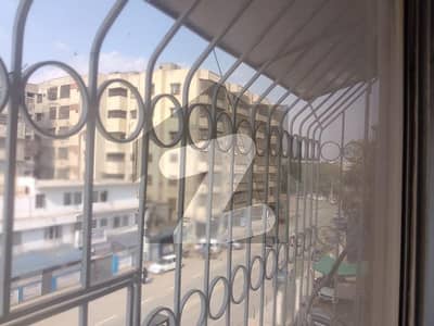 گلشن اقبال - بلاک 13 گلشنِ اقبال,گلشنِ اقبال ٹاؤن,کراچی میں 3 کمروں کا 8 مرلہ فلیٹ 2.4 کروڑ میں برائے فروخت۔