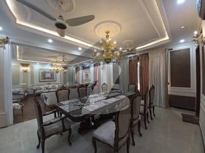 ڈی ایچ اے فیز 3 ڈیفنس (ڈی ایچ اے),لاہور میں 8 کمروں کا 2 کنال مکان 8.5 لاکھ میں کرایہ پر دستیاب ہے۔