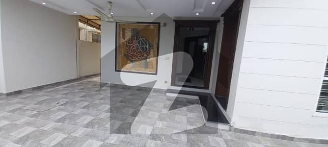 Luxurious 10 Marla House Available For Rent