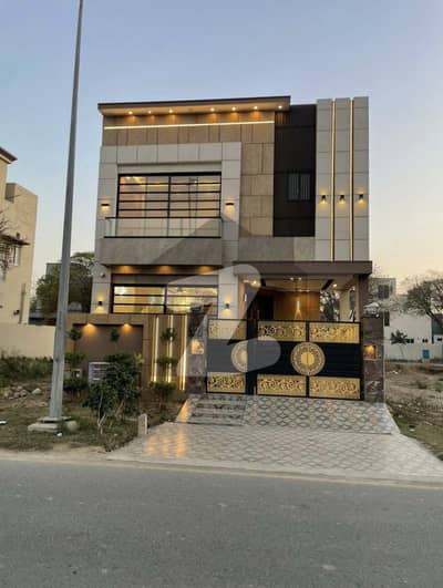 ڈی ایچ اے 9 ٹاؤن ڈیفنس (ڈی ایچ اے),لاہور میں 3 کمروں کا 5 مرلہ مکان 2.15 کروڑ میں برائے فروخت۔