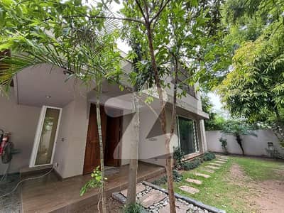 ایف ۔ 7 اسلام آباد میں 9 کمروں کا 1 کنال مکان 12.0 لاکھ میں کرایہ پر دستیاب ہے۔