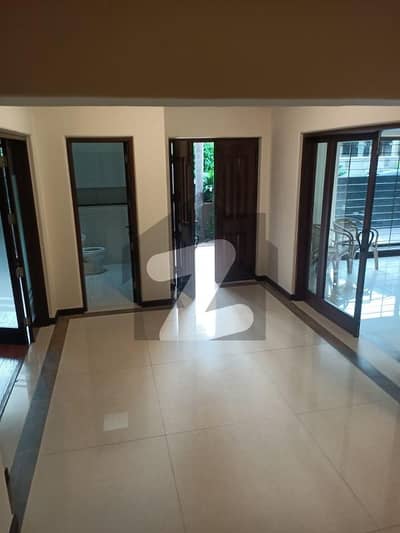 گلبرگ 2 گلبرگ,لاہور میں 4 کمروں کا 10 مرلہ مکان 2.4 لاکھ میں کرایہ پر دستیاب ہے۔