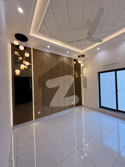 ڈی ایچ اے فیز 5 - بلاک بی فیز 5,ڈیفنس (ڈی ایچ اے),لاہور میں 5 کمروں کا 1 کنال مکان 3.5 لاکھ میں کرایہ پر دستیاب ہے۔