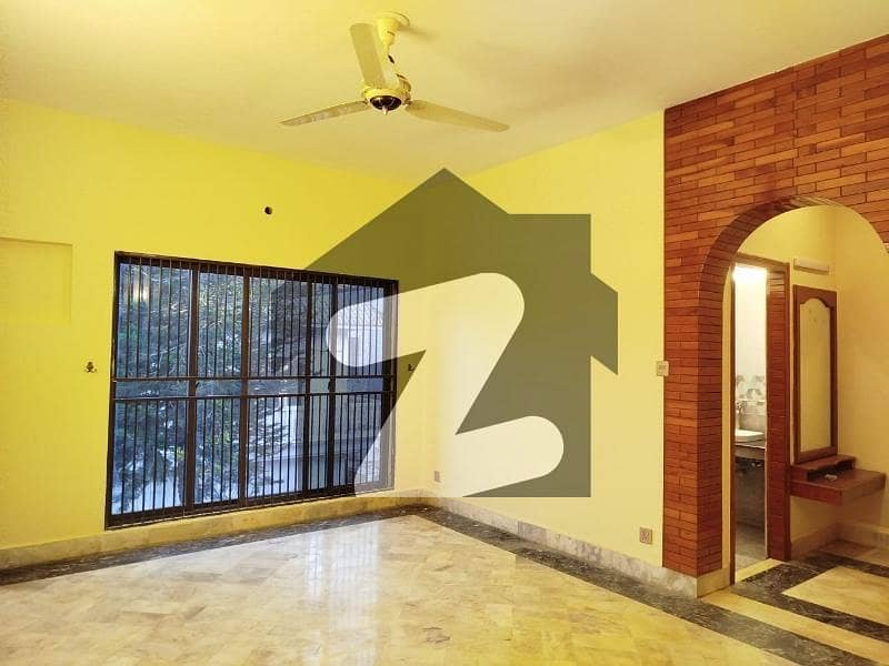 Ideal Location House Available Ideal Location House Available