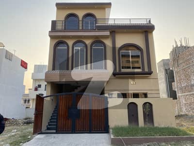 فیصل ٹاؤن فیز 1 فیصل ٹاؤن - ایف ۔ 18,اسلام آباد میں 5 کمروں کا 5 مرلہ مکان 2.35 کروڑ میں برائے فروخت۔