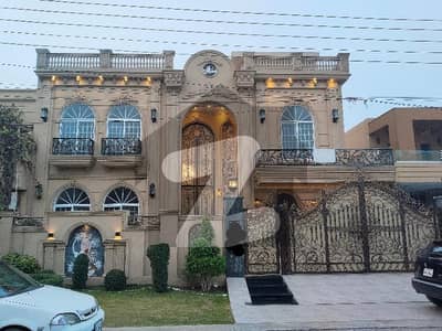 واپڈا ٹاؤن لاہور میں 8 کمروں کا 1 کنال مکان 9.5 کروڑ میں برائے فروخت۔