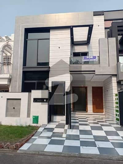 بحریہ ٹاؤن سیکٹر ای بحریہ ٹاؤن,لاہور میں 3 کمروں کا 5 مرلہ مکان 2.1 کروڑ میں برائے فروخت۔