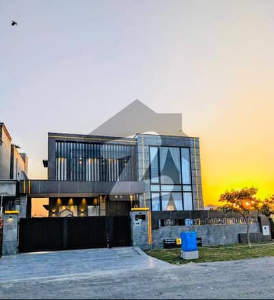 ڈی ایچ اے فیز 8 ڈیفنس (ڈی ایچ اے),لاہور میں 5 کمروں کا 1 کنال مکان 9.5 کروڑ میں برائے فروخت۔