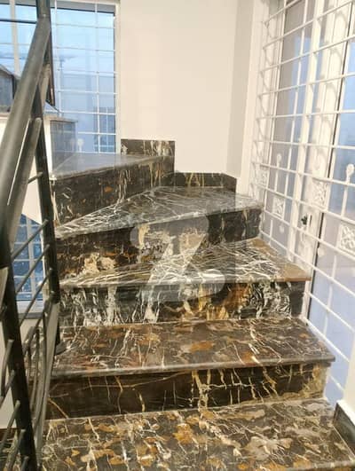 ڈی ایچ اے فیز 4 ڈیفنس (ڈی ایچ اے),لاہور میں 3 کمروں کا 10 مرلہ بالائی پورشن 95.0 ہزار میں کرایہ پر دستیاب ہے۔