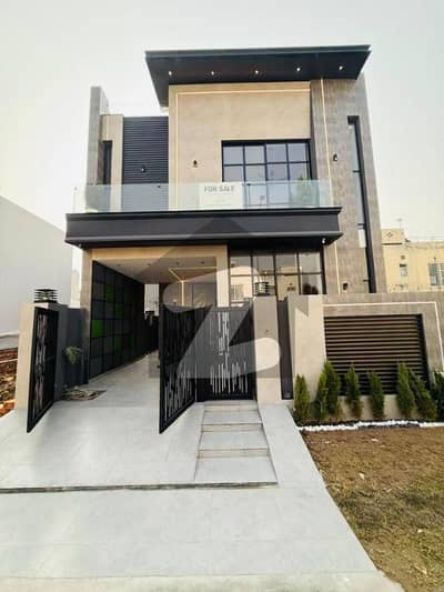 ڈی ایچ اے 9 ٹاؤن ڈیفنس (ڈی ایچ اے),لاہور میں 3 کمروں کا 5 مرلہ مکان 2.75 کروڑ میں برائے فروخت۔