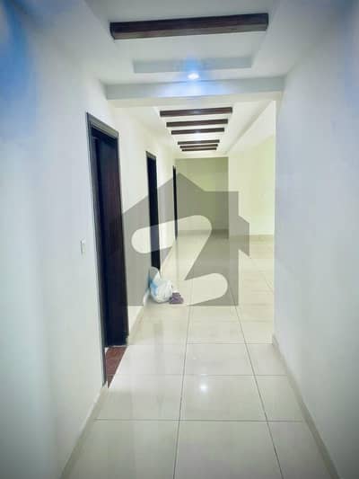 New Building Corner To Park Well Mentained 3 Bedroom Flat Available For Sale With All Utilities