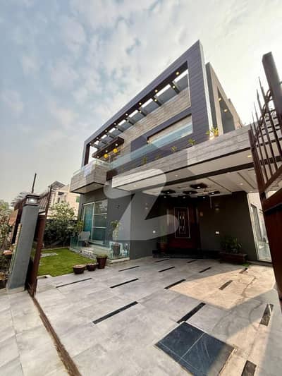 ڈی ایچ اے فیز 5 - بلاک ایل فیز 5,ڈیفنس (ڈی ایچ اے),لاہور میں 5 کمروں کا 10 مرلہ مکان 6.5 کروڑ میں برائے فروخت۔