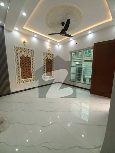 کینال گارڈن لاہور میں 3 کمروں کا 5 مرلہ مکان 2.4 کروڑ میں برائے فروخت۔