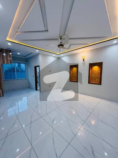 سوان گارڈن اسلام آباد میں 7 کمروں کا 10 مرلہ مکان 3.5 کروڑ میں برائے فروخت۔