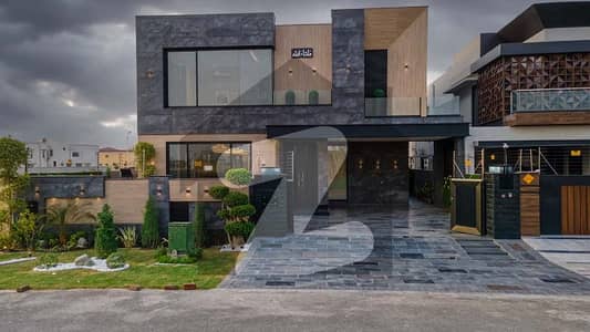 ڈی ایچ اے فیز 7 - بلاک ڈبلیو فیز 7,ڈیفنس (ڈی ایچ اے),لاہور میں 5 کمروں کا 1 کنال مکان 7.5 کروڑ میں برائے فروخت۔