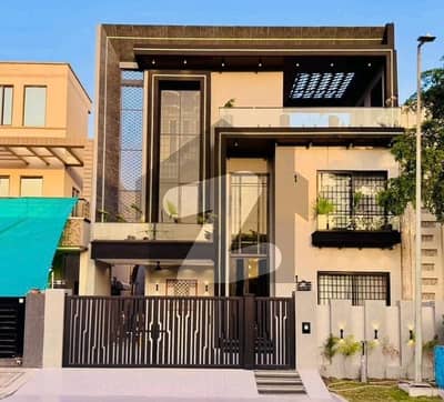 سٹی ہاؤسنگ سوسائٹی گوجرانوالہ میں 5 کمروں کا 10 مرلہ مکان 4.9 کروڑ میں برائے فروخت۔