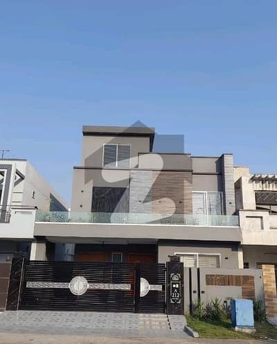 سٹی ہاؤسنگ سوسائٹی گوجرانوالہ میں 5 کمروں کا 10 مرلہ مکان 4.75 کروڑ میں برائے فروخت۔