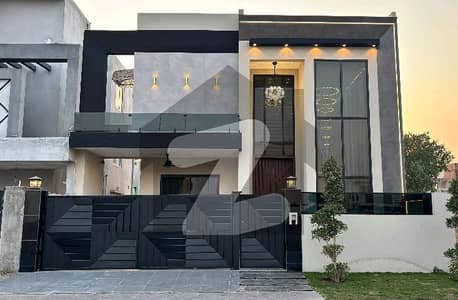 سٹی ہاؤسنگ سوسائٹی گوجرانوالہ میں 5 کمروں کا 10 مرلہ مکان 3.5 کروڑ میں برائے فروخت۔