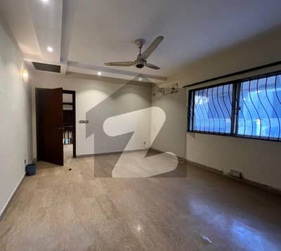 ڈی ایچ اے فیز 3 ڈیفنس (ڈی ایچ اے),لاہور میں 4 کمروں کا 1 کنال مکان 2.4 لاکھ میں کرایہ پر دستیاب ہے۔