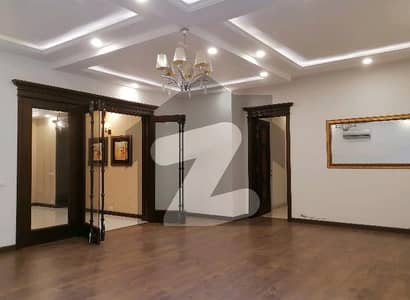 ڈی ایچ اے فیز 7 ڈیفنس (ڈی ایچ اے),لاہور میں 5 کمروں کا 1 کنال مکان 5.5 کروڑ میں برائے فروخت۔