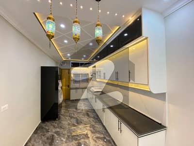 بحریہ ٹاؤن فیز 8 بحریہ ٹاؤن راولپنڈی,راولپنڈی میں 5 کمروں کا 10 مرلہ مکان 3.9 کروڑ میں برائے فروخت۔