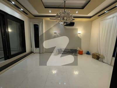 ڈی ایچ اے فیز 8 - زون اے ڈی ایچ اے فیز 8,ڈی ایچ اے ڈیفینس,کراچی میں 6 کمروں کا 1 کنال مکان 5.0 لاکھ میں کرایہ پر دستیاب ہے۔